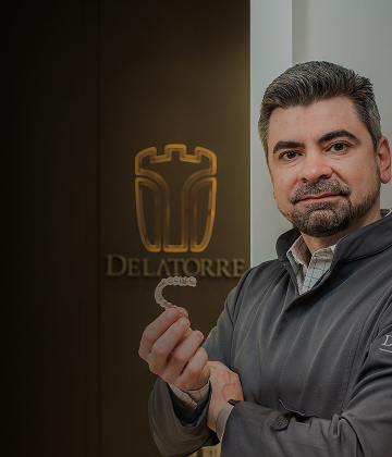 Dr. Laydir Delatorre segurando um alinhador Invisalign